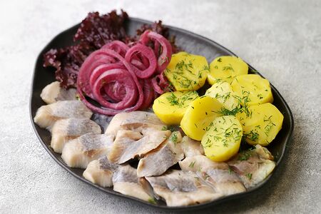 Сельдь с луком и картофелем