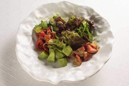 Овощной салат с соусом чимичурри