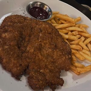 Венский шницель с картофелем фри и брусничным соусом