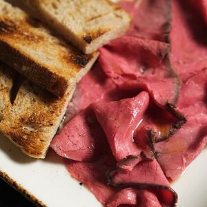 Фантастический ростбиф с трюфельным маслом и брускеттой