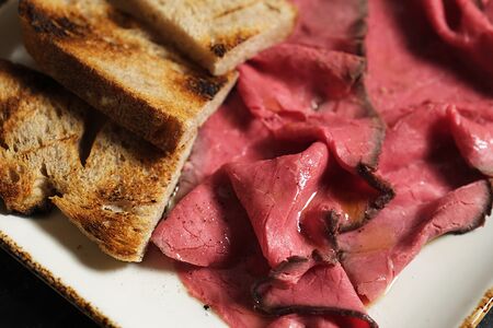 Ростбиф с брускеттой и трюфельным маслом