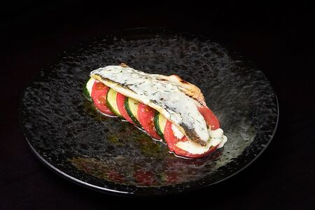 Филе сибаса с цукини и томатами  