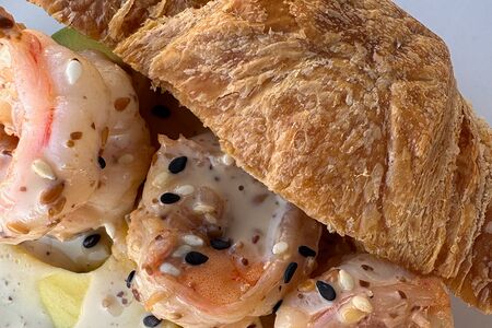 Круассан с креветками