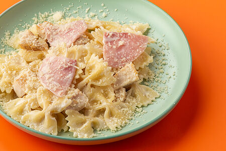 Фарфалле с курицей и ветчиной