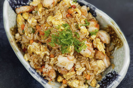 Жареный рис с креветками и овощами
