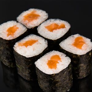 Классический ролл с лососем