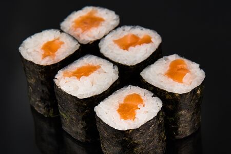 Классический ролл с лососем