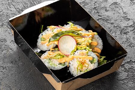 Острый ролл с крабом и огурцом