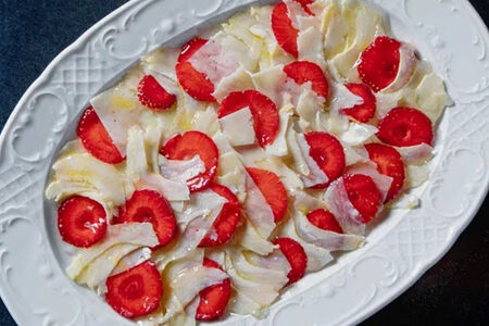 Карпаччо из артишоков, клубники и пармезана