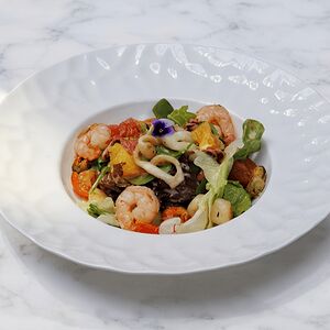 Салат с морепродуктами и цитрусовым соусом