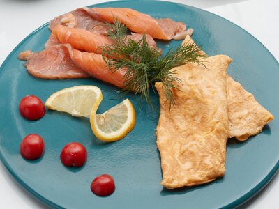 Омлет с сыром и лососем