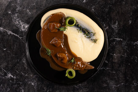 Томленый говяжий язык в соусе из белых грибов с картофельным пюре