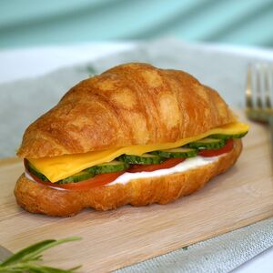 Круассан с овощами и сыром