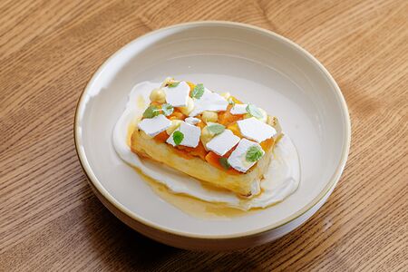 Творожная запеканка с лимонным кремом и манго