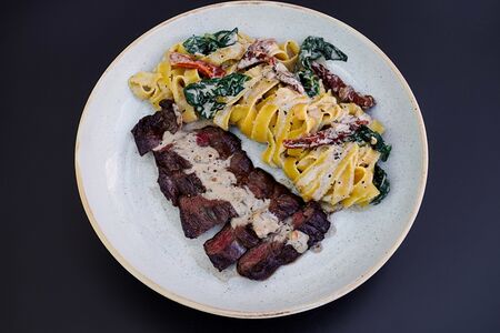 Паста со стейком и сливочно-перечным соусом 