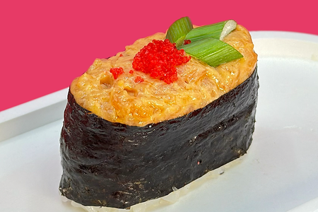 Гункан с лососем