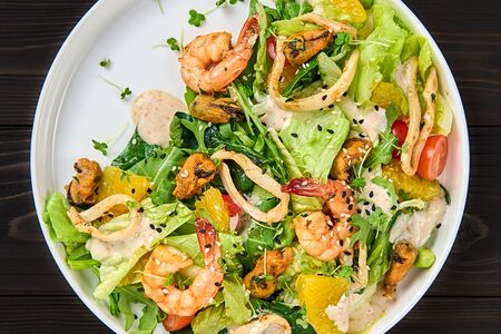 Теплый салат с морепродуктами