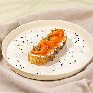 Брускетта с лососем