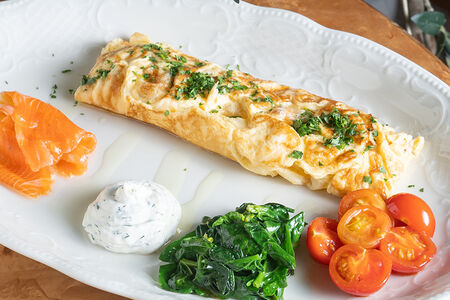 Омлет со шпинатом и пастрами из лосося