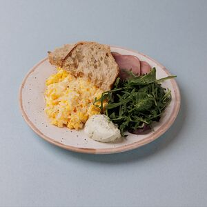 Яйца на ваш вкус, творожный соус, микс-салат, тартин