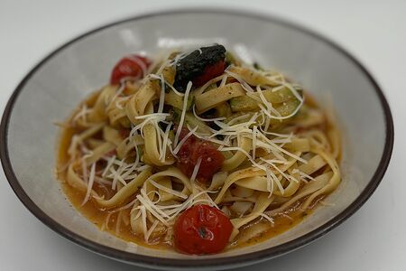 Паста с томатами, цукини и соусом Песто