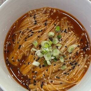 Грибы Эноки в остром соусе 