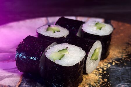 Классический ролл с огурцом