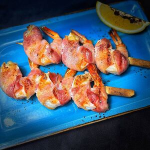 Тигровые креветки в беконе