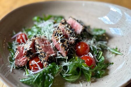 Салат с тунцом гриль, зеленой фасолью и соусом фиш