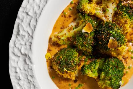 Обжаренные брокколи с ореховым соусом