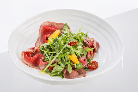 Пряный салат с ростбифом и манго