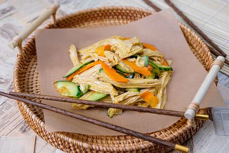 Салат со спаржей