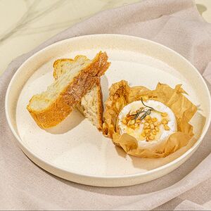 Камамбер с кедровым орехом и медом