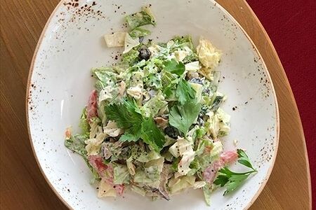 Салат с баклажаном, овощами и фирменным соусом