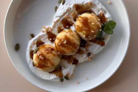 Сырники, крем рикотта, солёная карамель 