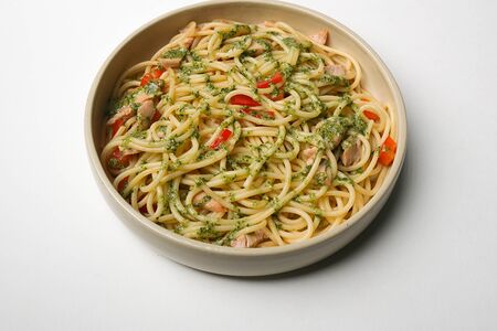 С домашней ветчиной из индейки и соусом песто