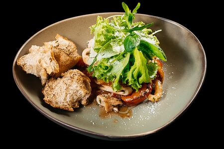 Салат с кальмаром гриль и печеный перец