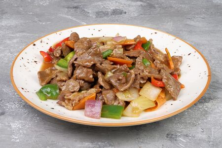 Говядина с овощами в соусе из черного перца