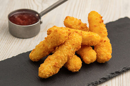 Сырные палочки с ягодным соусом