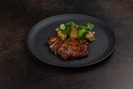 Стейк из свиной шеи в глазури с мятым картофелем