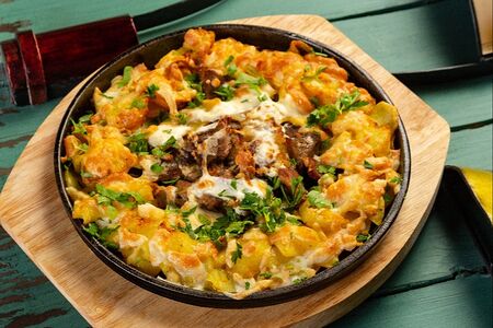 Язык, запеченный с картофелем