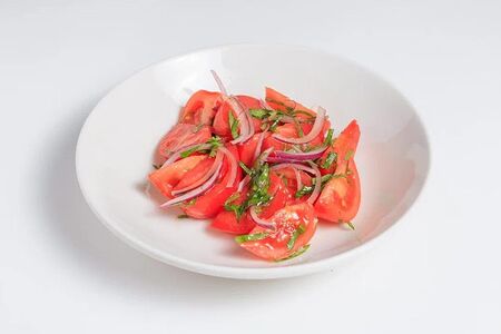 Помидоры, красный лук, кинза 