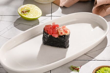 Острые суши с тунцом