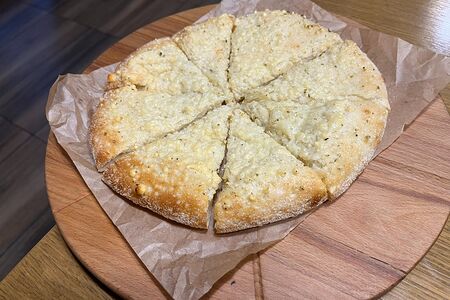 Фокачча с пармезаном и чесноком