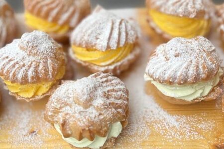 Профитроли с манговым кремом и сливками 