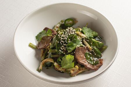 Салат с обжаренной говядиной и свежими овощами