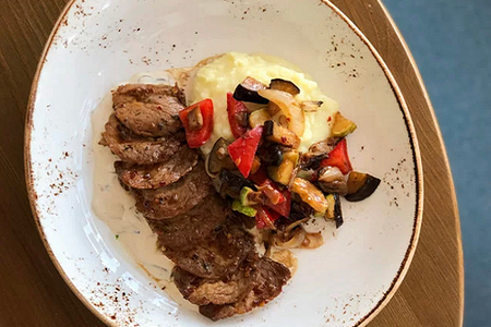 Свинина с овощами под соусом из вешенок