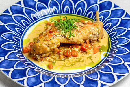 Кролик с овощами, томленный в белом вине и сливках