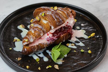 Круассан с малиновым кремом, фисташкой и миндалем