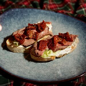 Брускетта с ростбифом и вялеными томатами